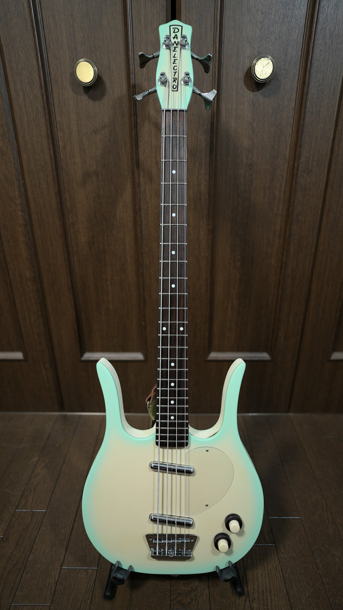 動画ありDanelectro DCベース　ヴィンテージ感あるダンエレクトロ 動画ありDanelectro DCベース ヴィンテージ感あるダンエレクトロ