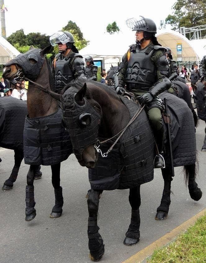 けるちゃ على تويتر 騎馬警官の馬たちが装備する現代の馬鎧ってのもなかなか 中世の騎士たちの軍馬が装備した馬鎧を彷彿とさせるものがありますなぁ 見ていて脳にいい けるちゃ على تويتر 騎馬警官の馬たちが装備する現代の馬鎧ってのもなかなか 中世の騎士たちの軍馬が装備した馬鎧を彷彿とさせるものがありますなぁ 見ていて脳にいい