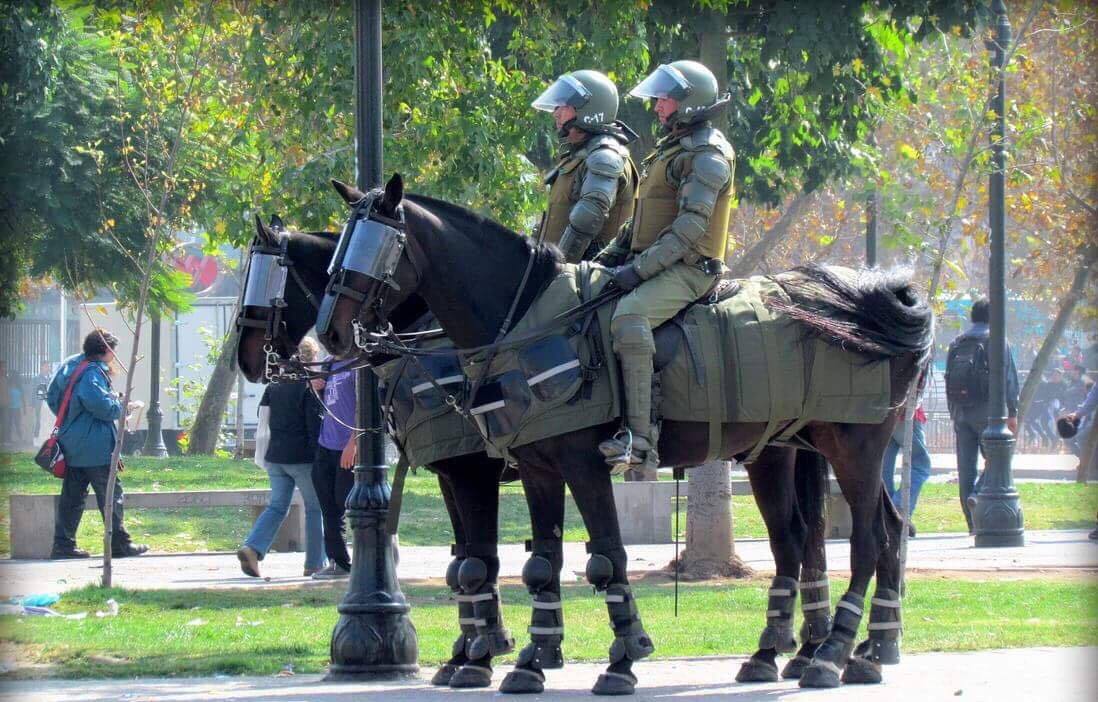 けるちゃ على تويتر 騎馬警官の馬たちが装備する現代の馬鎧ってのもなかなか 中世の騎士たちの軍馬が装備した馬鎧を彷彿とさせるものがありますなぁ 見ていて脳にいい けるちゃ على تويتر 騎馬警官の馬たちが装備する現代の馬鎧ってのもなかなか 中世の騎士たちの軍馬が装備した馬鎧を彷彿とさせるものがありますなぁ 見ていて脳にいい
