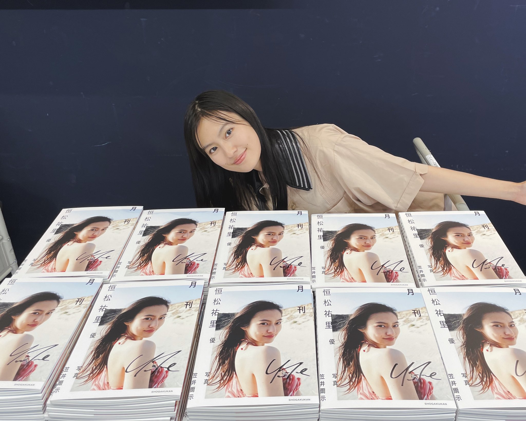 恒松祐里 Yuri Tsunematsu 今日から発売された ファースト写真集 月刊 恒松祐里 優 もう手に入れた方はいるのかしら 写真はこの間アスマートで買って下さった方にサインを書いた時のもの 今までサインを一度にこんなに書いたことがなかったけど