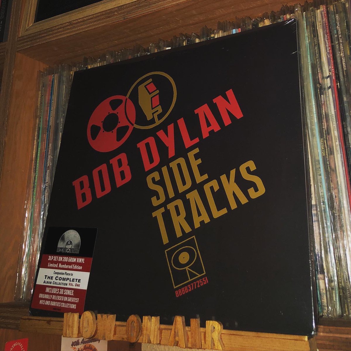 phoebe05228's tweet photo. この #BobDylan コンピ3LP優秀やなぁ… たまらん内容、延々と聴いていたいカンジ！♪

https://t.co/7BbOUYWRmD

#SideTracks #Vinyl #ColumbiaRecords https://t.co/hGB6iZ4woc