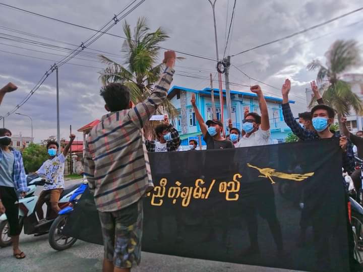 sggrvlyouth's tweet photo. Mandalay #Chan_Mya_Tharsi Strike took to the streets and continued to protest against the military dictatorship.

LEGALIZE NUG

#July5Coup
#WhatsHappeningInMyanmar https://t.co/QDzBxjvUH1