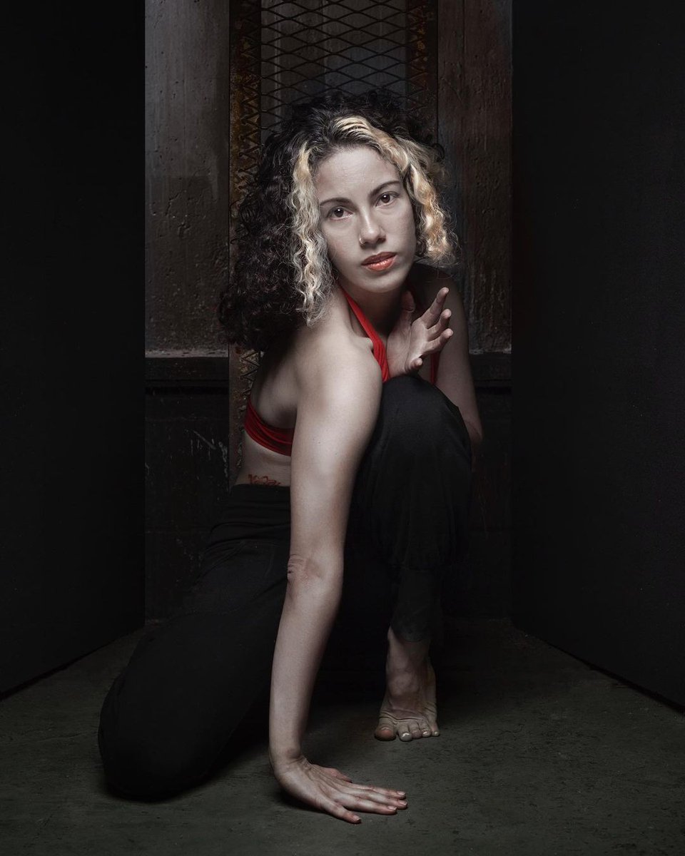 GENTE QUE DA LA BATALLA 
Elenco de #AlDescampado, ante la mirada de @orlandomonteleone
Victoria Villalba
Pto Ordaz - Bolívar. Bailarina egresada del Taller de Danza Caracas +10 años de experiencia en danza. Elenco de la Compañía Nacional de Danza participa en la Compañía Um Gramo