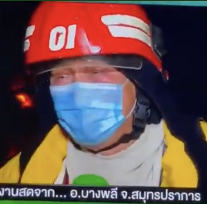 MOAYA553's tweet photo. แกคือเค้าอยู่กับสารเคมีมาตั้งแต่ตีสามแล้วไม่มีอุปกรณ์ป้องกันเลยมีแค่หน้ากากอนามัย หลังจบเหตุการณ์นี้ขอหน่วยงานตรวจสุขภาพพี่ๆนักดับเพลิงหน่อยได้มั้ย #โรงงานกิ่งแก้วไฟไหม้ https://t.co/gSjxV1P8uW