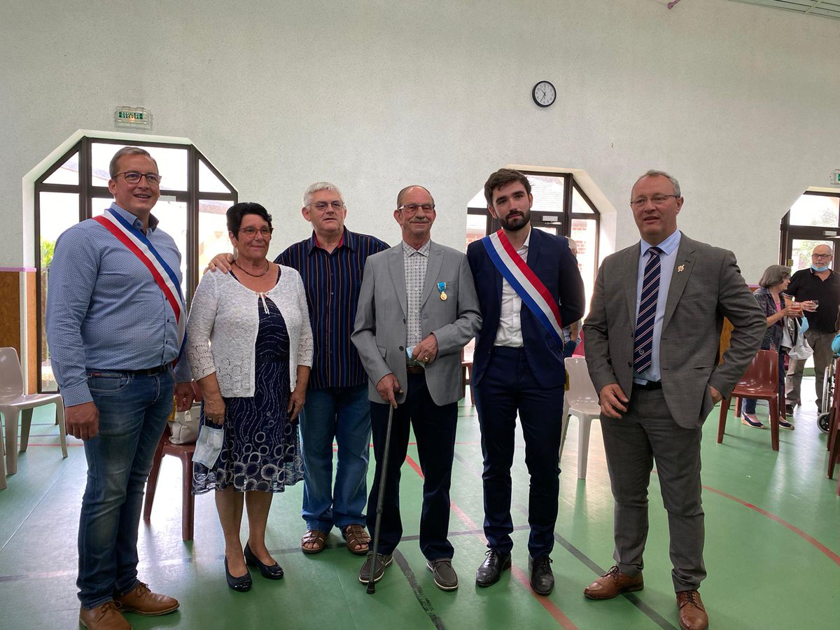 Cardon_Remi's tweet photo. Aujourd'hui, avec le maire Eric Lefebvre et @justine_polin #hombleux, j'ai remis la médaille d'or de l'engagement associatif à Michel Hansart.
Elle récompense son action sur le territoire depuis 50 ans au sein de "Vie Libre", venant en aide aux personnes atteintes d'alcoolisme. https://t.co/os6W2mDbiN