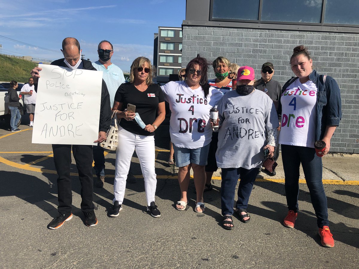 SBouchard_RC's tweet photo. Une vingtaine de personnes manifestent contre la brutalité policière devant le palais de justice de Campbellton #icinb https://t.co/RyuytlRB2S