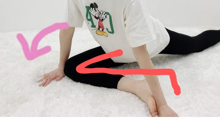 @emiry_oinari この姿勢できない。。足がこう(赤線)なってしまう。。(;´Д⊂) 