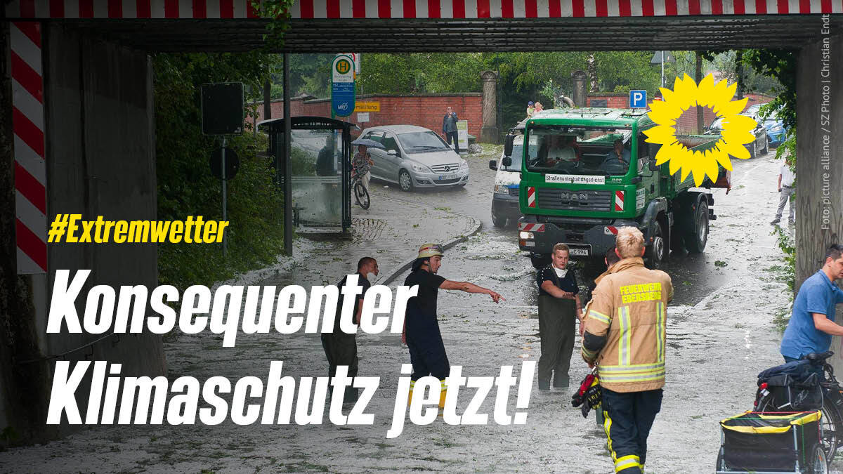 Menschen bewegen sich unter eine überschwemmten Brücke durch. Darauf der Text: #Extremwetter Jetzt gegen die Klimakrise vorgehen!