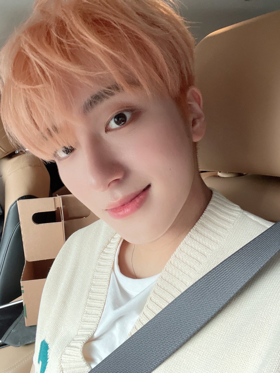 OmegaX_members's tweet photo. [#OX]

뮤비 백만 감사합니다!!😆❤️💙❤️💙💋

#OMEGA_X #오메가엑스 #세빈 https://t.co/BGFSTtrhMe