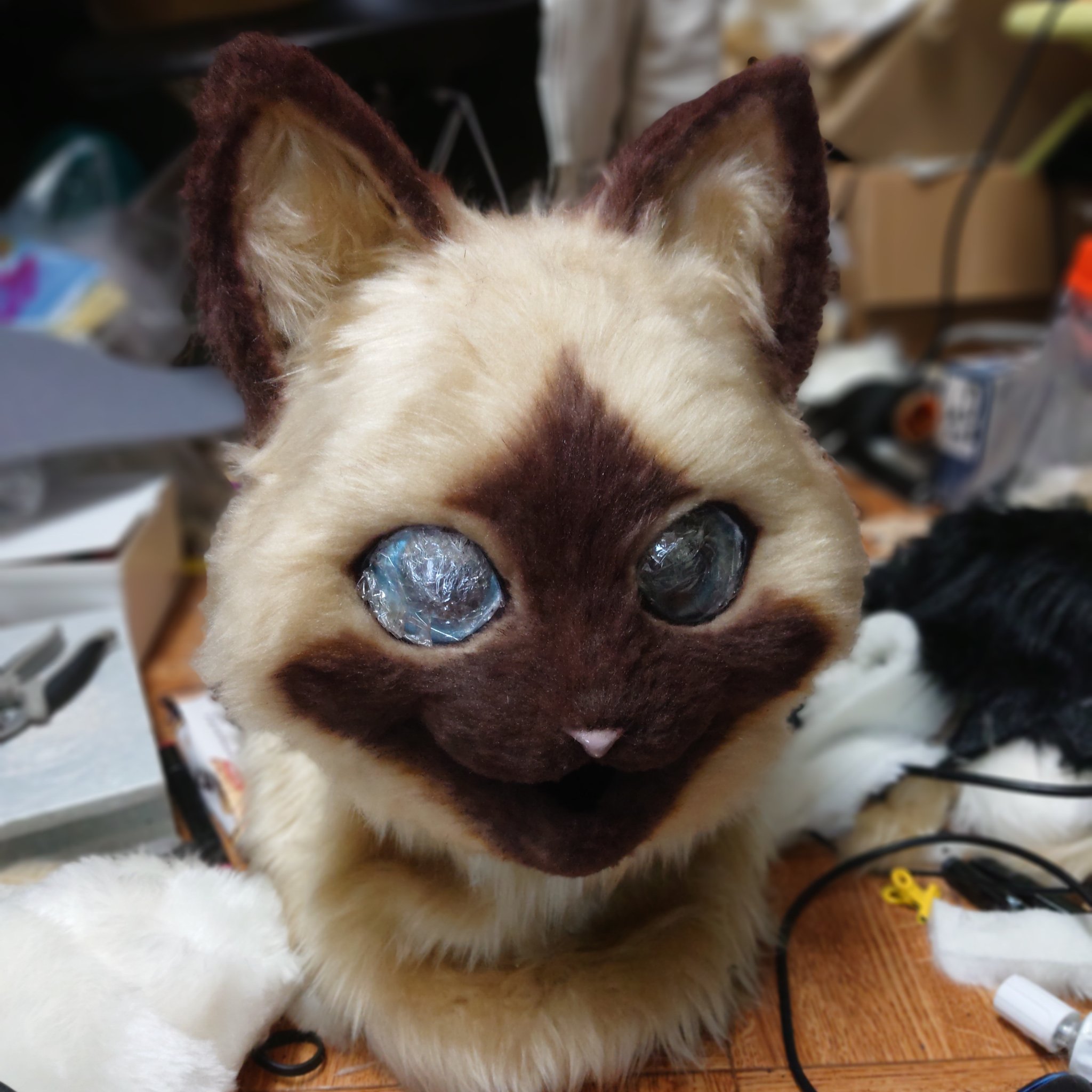 Chops アトリエ ネオ チョップス アイルー猫ちゃんの塗装完了 パンダくんのファーも貼り終わりました 次の子達の制作も始めました お待たせしている皆様すみません スピードアップで頑張ります オーダー制作残り３名 着ぐるみ
