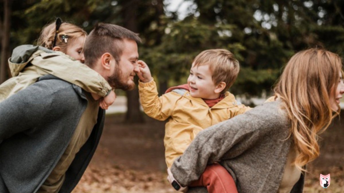 родители с детьми на природе. посадка деревьев. сын природы 2. дети сажают деревья. дети и природа.