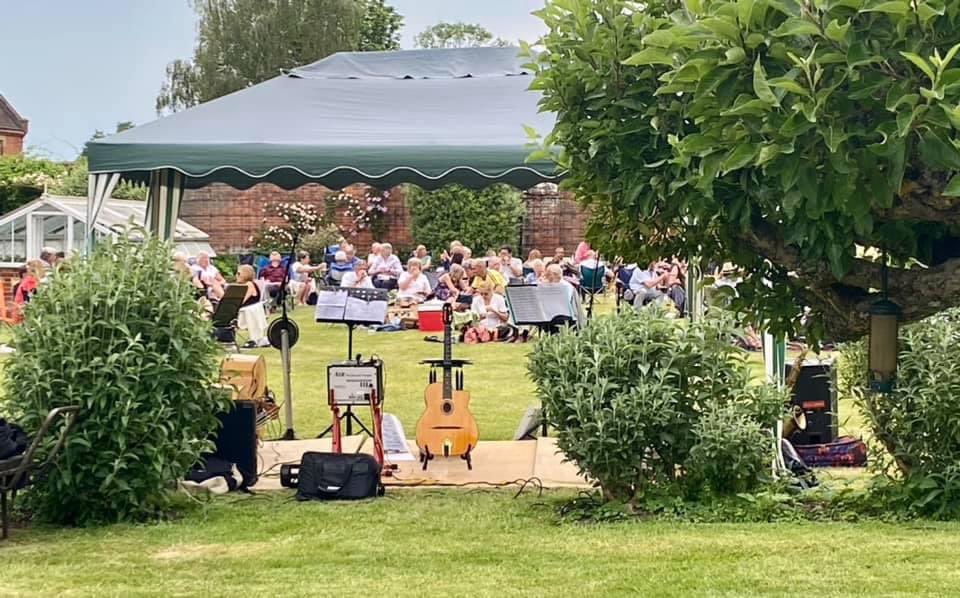 MetroVipers's tweet photo. A fabulous evening playing at @Godinton  House &amp; Gardens, thanks so much for having us &amp; to everyone that came down &amp; for such an excellent cause! @stjohnambulance How awesome that the weather held off? #kent #godington #livemusic #gypsyjazz #rocknroll https://t.co/YVn4zqG5U9