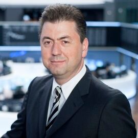 Hedgework's tweet photo. „In der Wirtschafts-Not frisst der Teufel Export-Fliegen“, beschreibt Robert Halver in seiner aktuellen Kolumne, wie Regierungen weltweit versuchen, die eigene Währung schwach zuhalten. Wobei auch klar sei, dass das nicht allen gelingen könne.

https://t.co/Npapcjy2iq https://t.co/KNc0ZuPVbI