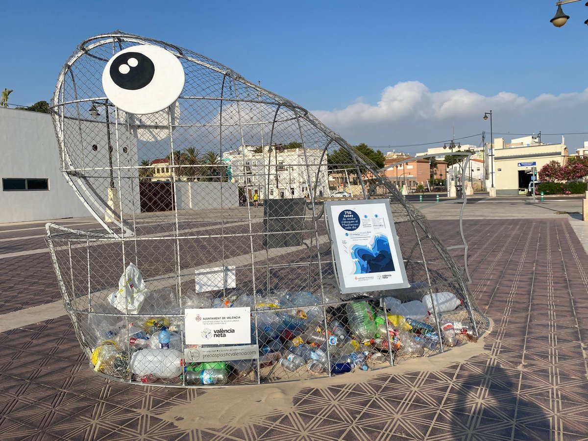 ‼️Estem buscant nom per a aquesta escultura.

Comparteix en Twitter què et sembla que representa aquest 🐠 i el nom que li posaries afegint l'etiqueta #ValènciaNeta. 

🏷️Amb el nom que més agrade farem la campanya "Lluita contra la contaminació marina".

valencia.es/cas/actualidad…