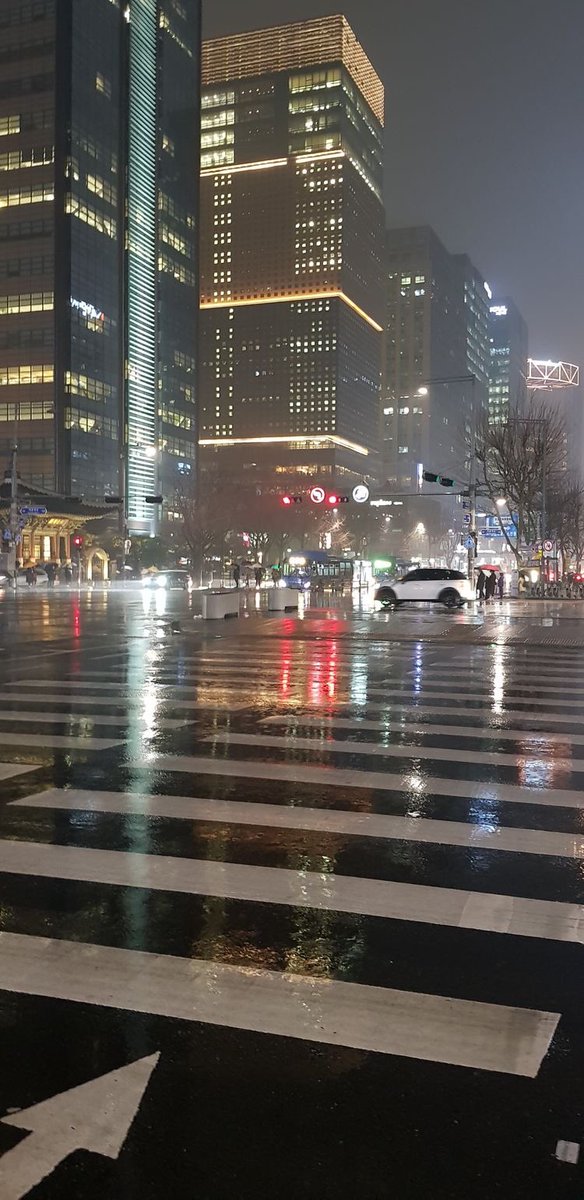 비의 첫 번째 곡물이 지구를 포용 할 때 세계의 모든 향수는 맛있는 냄새로 나온다.