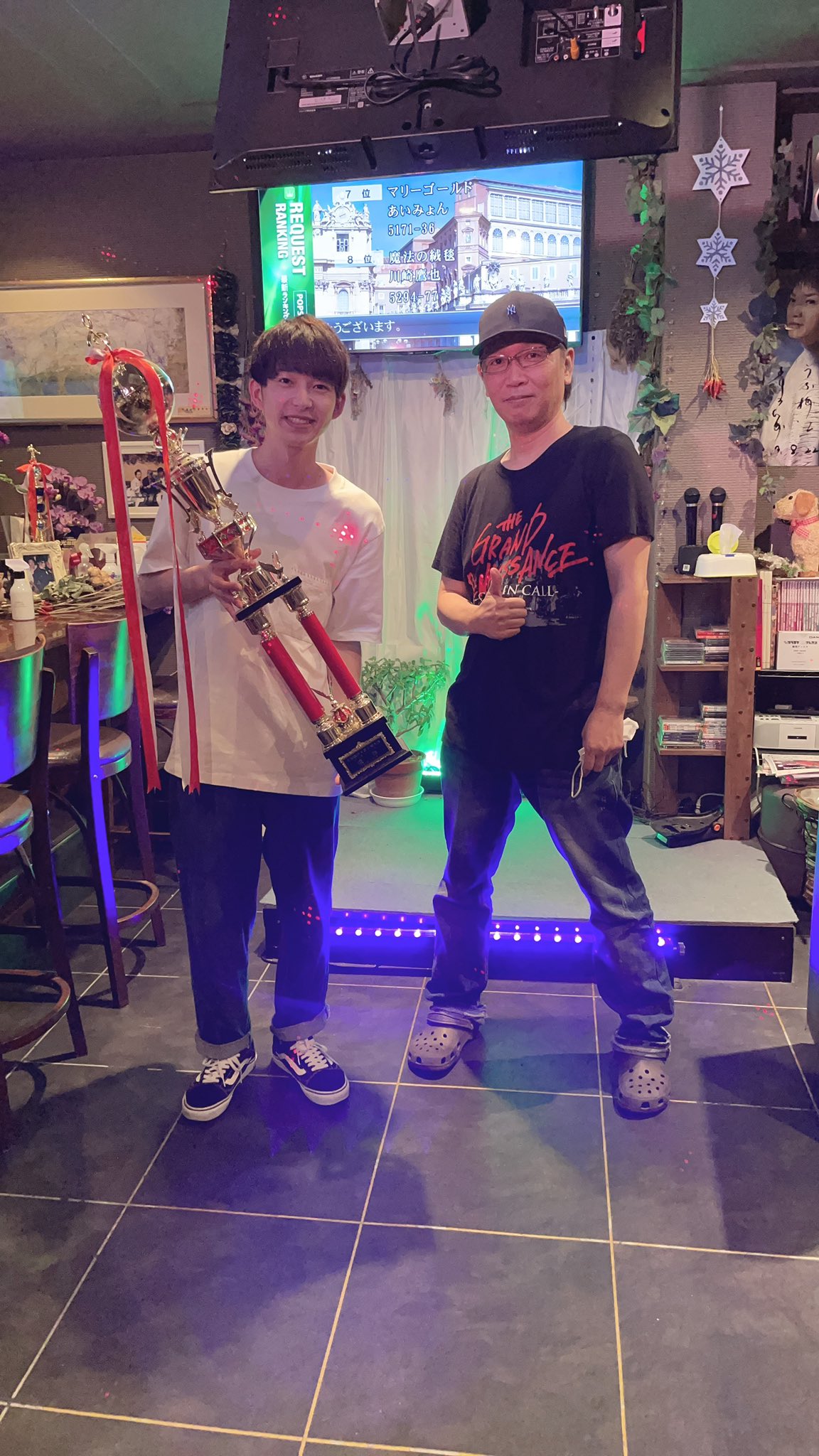 中原雅史 先日 優れ者 全国カラオケ大会チャンピオン長尾利宏さんのボーカルトーレーニング受けて来ました 自分にとって凄く濃い時間であっという間でした 目標は秋の久留米の全国大会で優勝すること カラオケ 優れ者 久留米 俺のトロフィー