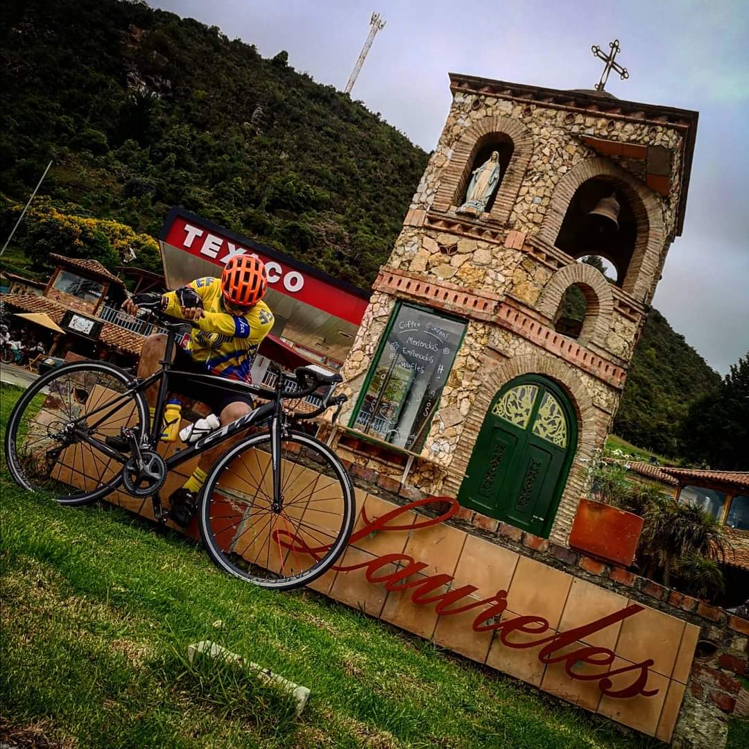 carlosvargas182's tweet photo. Aunque el cuerpo diga alto... Mi mente dirá nunca!!! 🚵🏼♂️
#madeforwinners #madeincolombia #pedaleaconpasion #pedalfull #pedaleando #mentefuerte #mentespositivas #sportsbikelife #sportsbikeaddicts #bikesports #nuncarendirse #nofears #roadbikes #FelizLunes https://t.co/HRFGgDXtgl