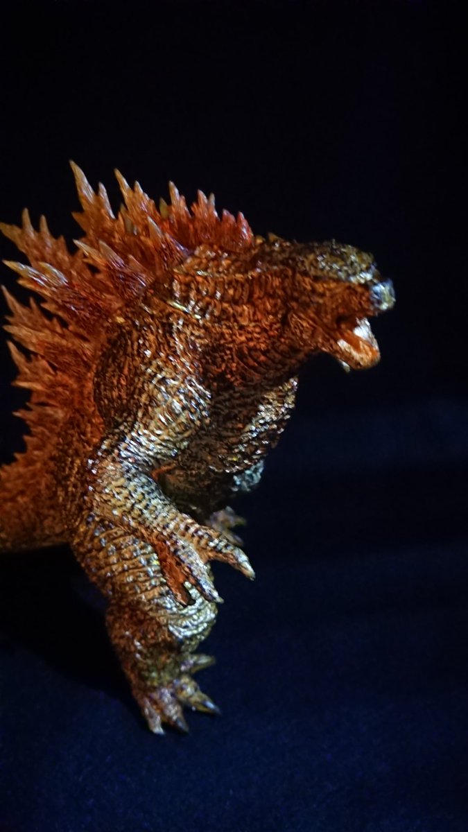 やぶ 30 ゴジラvsコング 一番くじ ラストワン賞 ゴジラバーニングカラーver 光の当て方や角度で全然色が違う 黒背景が似合う おも写 ゴジラvsコング ゴジラ バーニングカラー 酒井ゆうじ