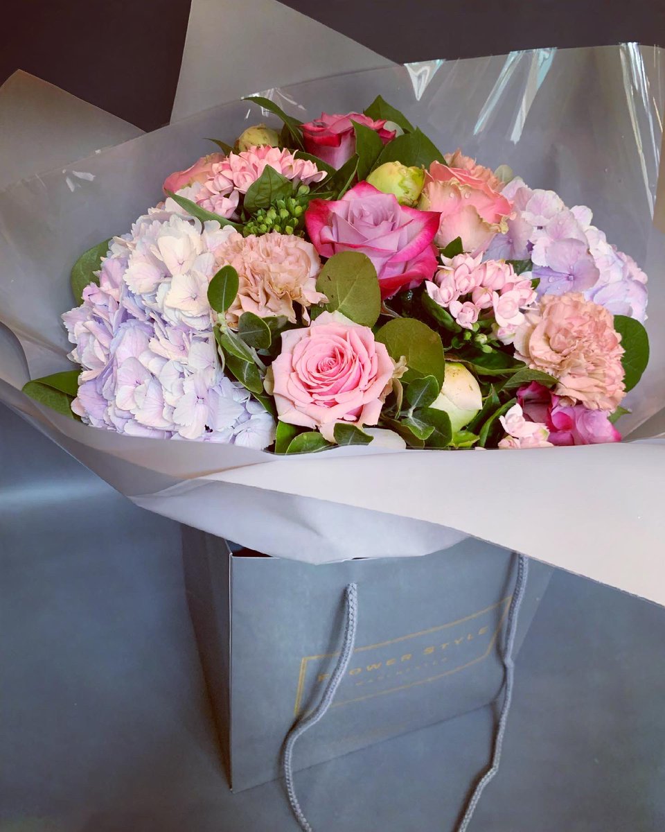 FlowerStyleMcr's tweet image. We ‘Adore’ this popular flower mix #websiteorders #orderonline #deluxe #adore #hydrangea #roses #peony #bouvardia #vintagecarnations #shoplocal #smallbusiness #florist
