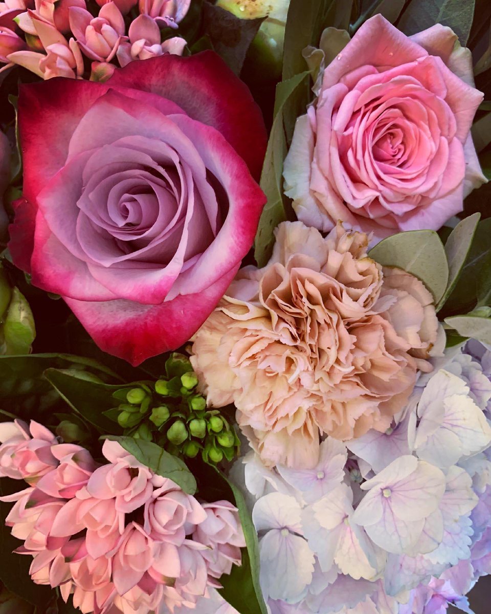 FlowerStyleMcr's tweet image. We ‘Adore’ this popular flower mix #websiteorders #orderonline #deluxe #adore #hydrangea #roses #peony #bouvardia #vintagecarnations #shoplocal #smallbusiness #florist
