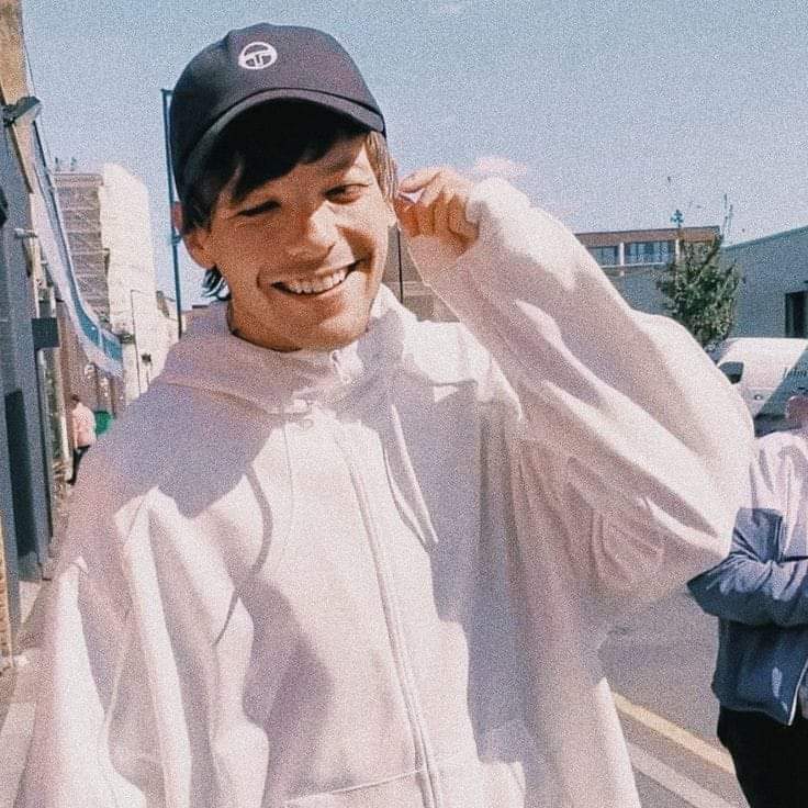 louis tomlinson is radiant, respectful and your voice is so relaxing in his presentation you can see his unique and radiant smile he is also super honest, unproblematic, fabulous, pretty and respectful