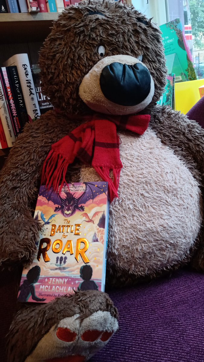 Today Hugless Douglas is reading The Battle of Roar, book 3 in @JennyMcLachlan1 's fabulous series for younger readers, just arrived from <a href="/FarshoreBooks/">Farshore</a> 
#books #WhatsDougReading #ChooseBookshops
