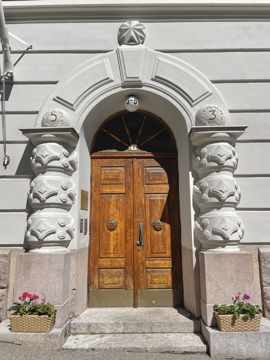 lasersilma's tweet photo. It bothers me so much that the numbers 5 and 3 aren’t the other way around in those stone balls. Okay, building 3 is probably on the right and building 5 on the left, but still! #doorwaysofhelsinki https://t.co/C3GN1P1ed4