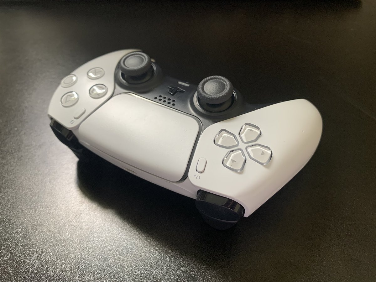 DiFaultCustoms's tweet photo. DiFault Customs MK.1.

Available in both a 2 and 4 button configuration with or without mouse click triggers.

Ps5 players that want to take their game to the next level get at me. https://t.co/VuS4CQ66cV