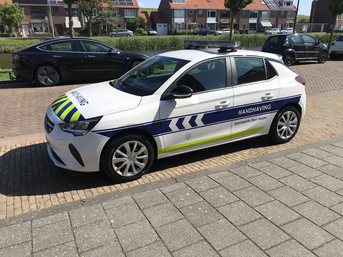 HandhavingDH's tweet photo. Vorige week onze โoudeโ auto ingeruild voor een nieuw #elektrisch exemplaar. Tevens uitgerust in de landelijke herkenbare striping en lichtbalk om tijdens #calamiteiten en #incidenten veilig te werken. #zichtbaar #dienstverlenend #aanspreekbaar https://t.co/djTqaMczAK