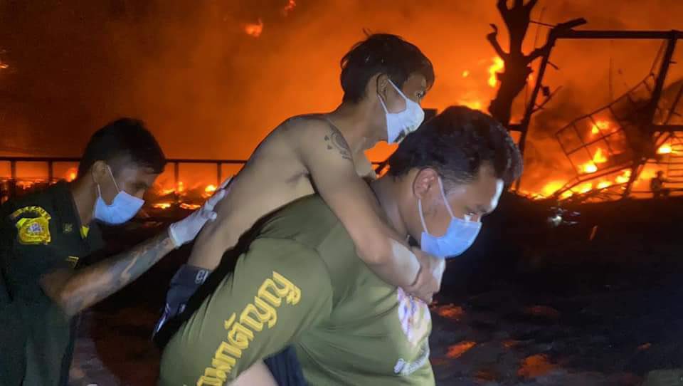 CHEN_K_J's tweet photo. You are the most valuable thing to us. No matter how dangerous it is, you guys are always protecting us.
*** Our government has abandoned the people ***  #โรงงานกิ่งแก้วไฟไหม้ https://t.co/Uqvs9eVWQW