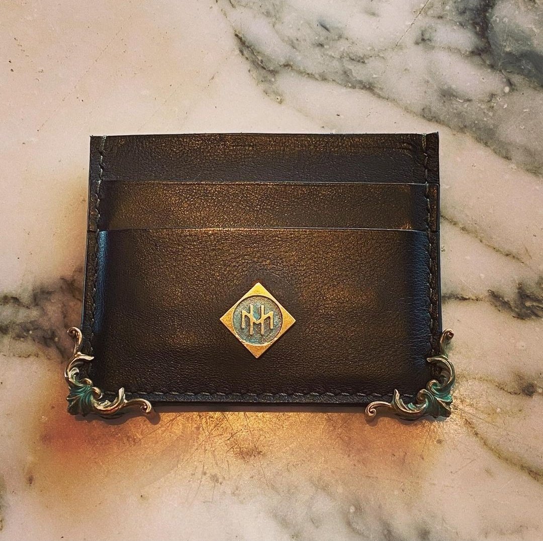 Killenuredexter's tweet photo. Customer Killenure Dexter leather card holder. Patina brass finish on logo &amp; frame ⭐⭐⭐⭐⭐

#KillenureDexter #DexterBeef #IrishFood #LeatherCraft #RareBreed #Goldsmith https://t.co/PJ0wSw7vq6