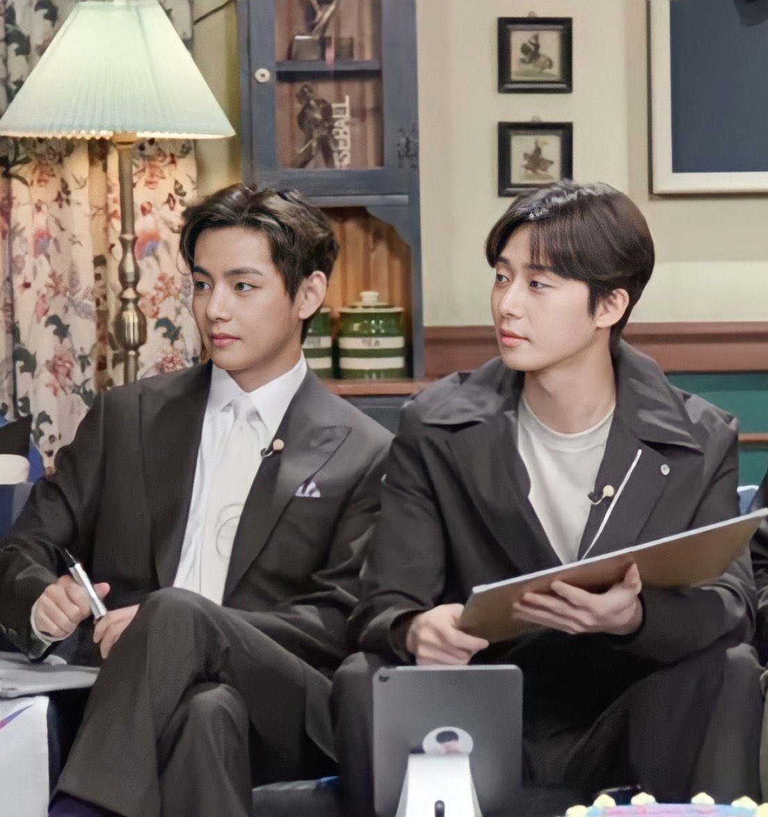 livcsg's tweet photo. Taehyung e seojoon pegaram a beleza do mundo todo para eles https://t.co/SZ66qrZLGt