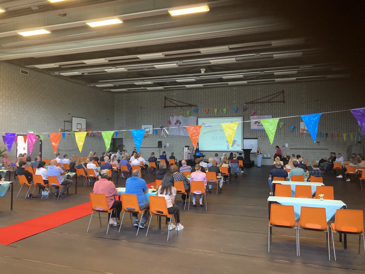 Vandaag ontvangen de geslaagden van de eerste groep van 4 mavo hun diploma. Trots op deze leerlingen en hun resultaat!