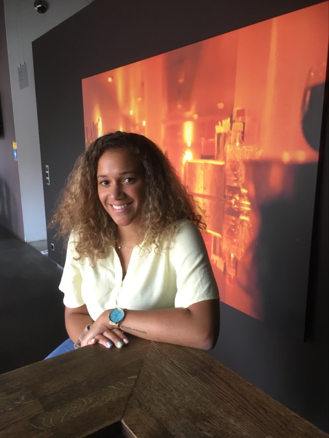 Et voilà, een nieuwe collega die we met open armen ontvangen: vertaler-revisor Jessica Kabeya! Jessica houdt van fitness. De ideale persoon dus om ons Franse revisorenteam fit en sterk te houden. 😊 Bienvenue, Jessica !