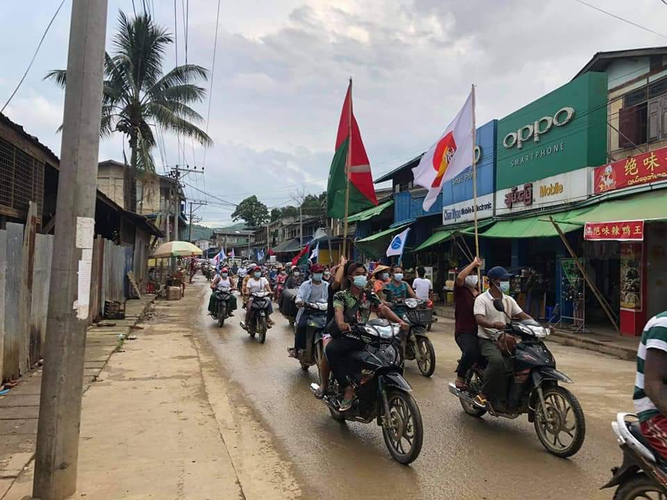 Residents in Seikmu(SaingTaung ) village,#Hpakant Tsp marched with motorbikes in this evening in protest against the military dictatorship. 

#July5Coup #WhatsHappeningInMyanmar #DepayinMassacre