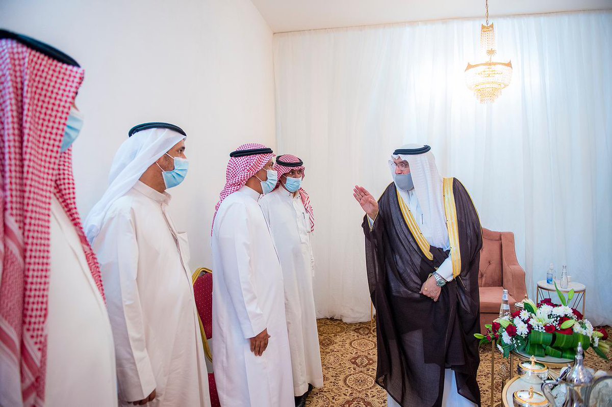 سائلاً الله العلي القدير أن يربط على قلوب أبنائهما والأسرة كافة.. 

سمو #أمير_القصيم يعزي مدير عام الأحوال المدنية بمنطقة #القصيم الأستاذ مطلق الثبيتي بوفاة والديه رحمهما الله.