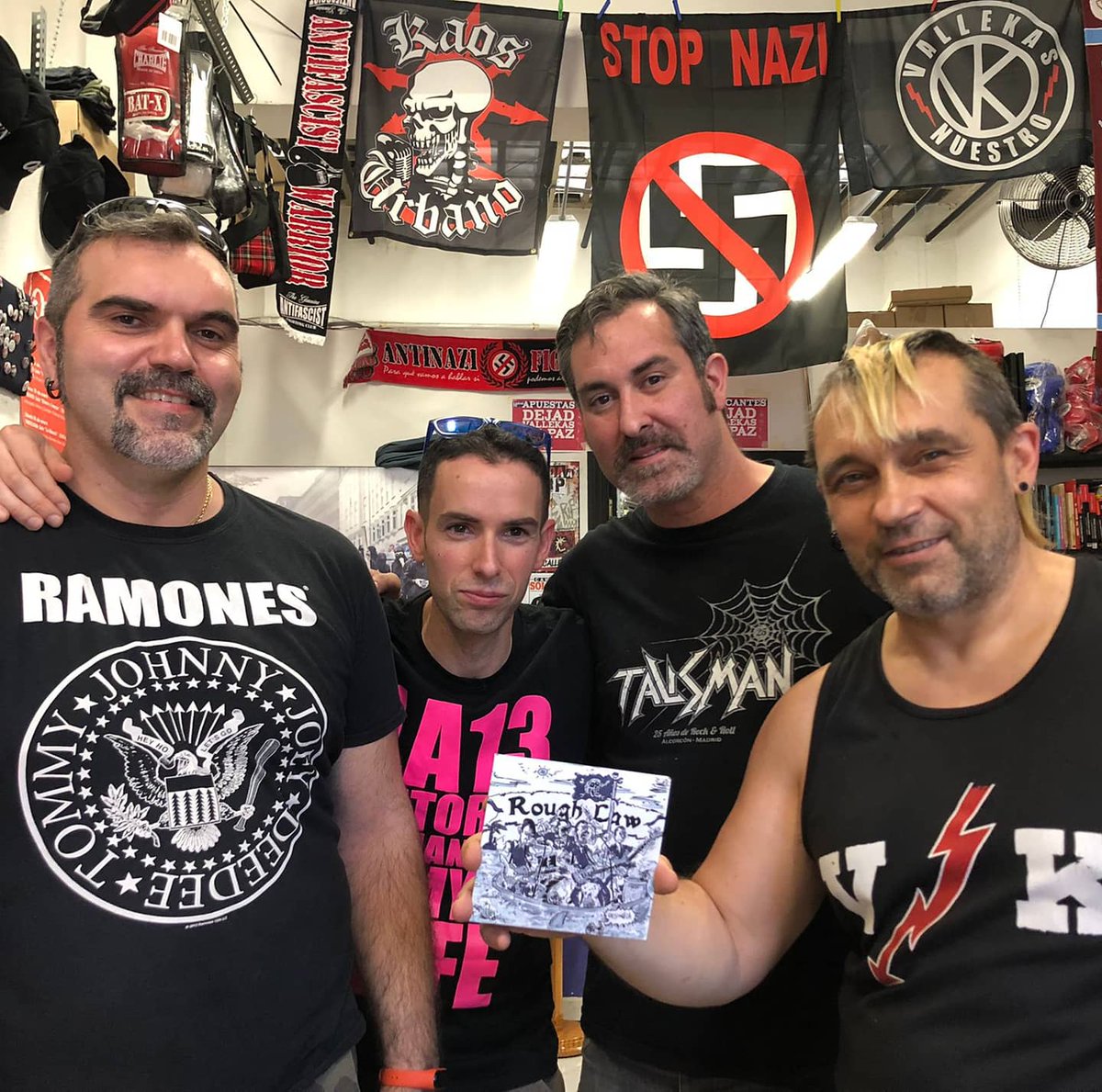 Rough Law "Desconfía". Banda madrileña formada por miembros procedentes de grupos como Spansuls 15 mg, Murder King, Insufribles, Rebel Workers o La Cruz.
🔥 bit.ly/3hDVmWe