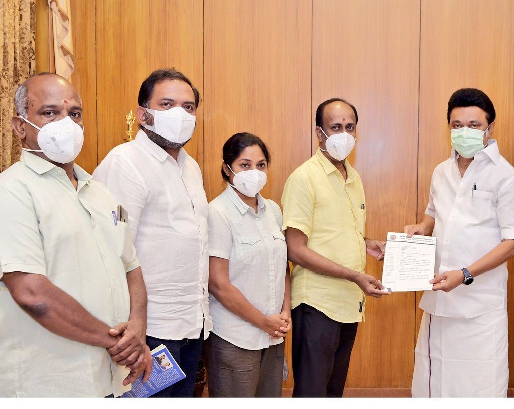 நடிகர் கார்த்தி, நடிகை ரோகிணி, தமிழ்த் திரைப்பட தயாரிப்பாளர்கள் சங்கத்தின் தலைவர் என்.ராமசாமி தமிழ்நாடு முதலமைச்சர் மு.க.ஸ்டாலினை  சந்தித்து புதிய ஒளிப்பதிவு சட்டத்திருத்த மசோதா தொடர்பாக கோரிக்கை மனு அளித்தனர்.
<a href="/MuraliRamasamy4/">THENANDAL RAMASAMY</a>  <a href="/ThenandalFilms/">Thenandal Films</a>
<a href="/Hemarukmani1/">Hema Rukmani</a> <a href="/Vmuralee31/">N Vijayamuralee</a>