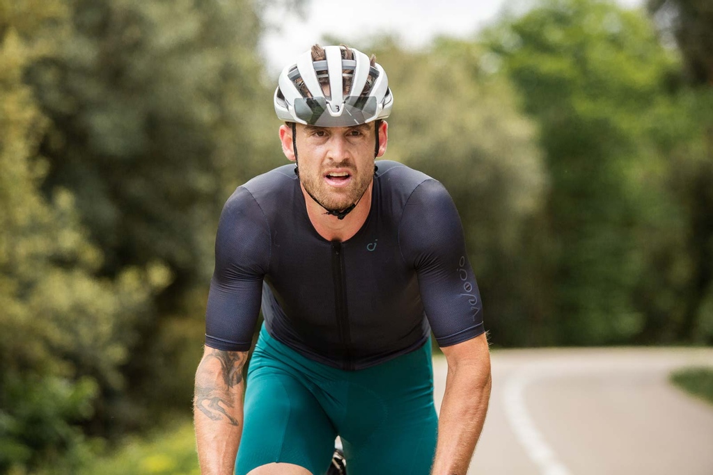 This morning, while the Tour de France riders were resting after 2 days in the Alps, Jack Thompson set off from Brest, where the Tour started over a week ago. He plans to follow the exact same route and beat the race to Paris. Twenty-one stages in 10 days

pelotonmagazine.com/features/jack-…