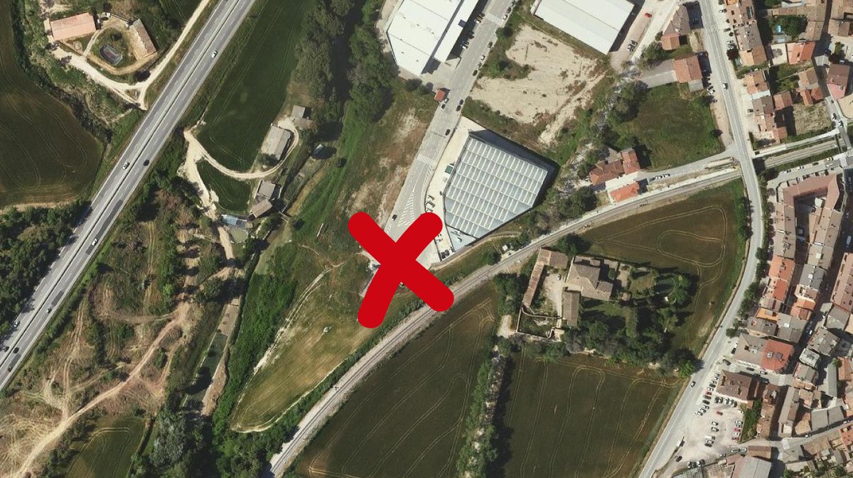 Mancoplana's tweet photo. ⚠️L’àrea d’aportació de #residus situada P. I. del Roc Gros de @AjBalenya queda clausurada.
Per millorar la gestió, s’obren 2 noves àrees d’emergència d’ús exclusivament domèstic:
📌Aparcament del Gra d'Or
📌Al costat del magatzem de la brigada
#recollidaselectiva #Balenyà https://t.co/7Y6sIYgooi