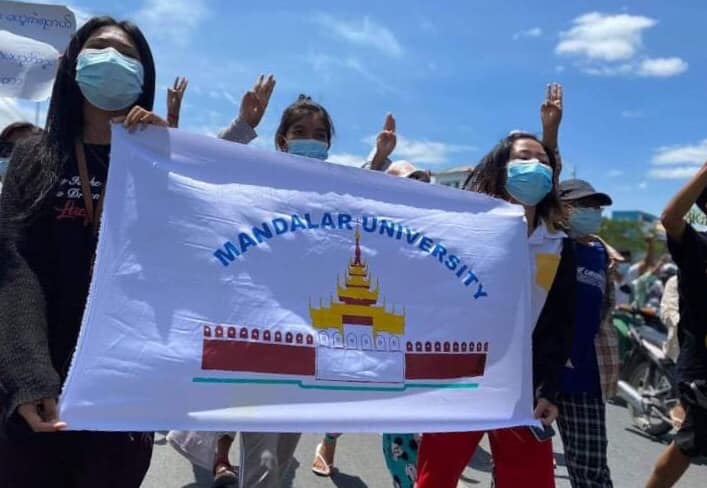 Myanmar_Now_Eng's tweet photo. Mandalay residents staged multiple protests against Myanmar's military junta today (Jul 5).

There were explosions in Mandalay last night and armed forces have been blocking roads around Myothit area and conducting investigations.

Photos: CJ

#WhatsHappeningInMyanmar https://t.co/iszijOYtQV