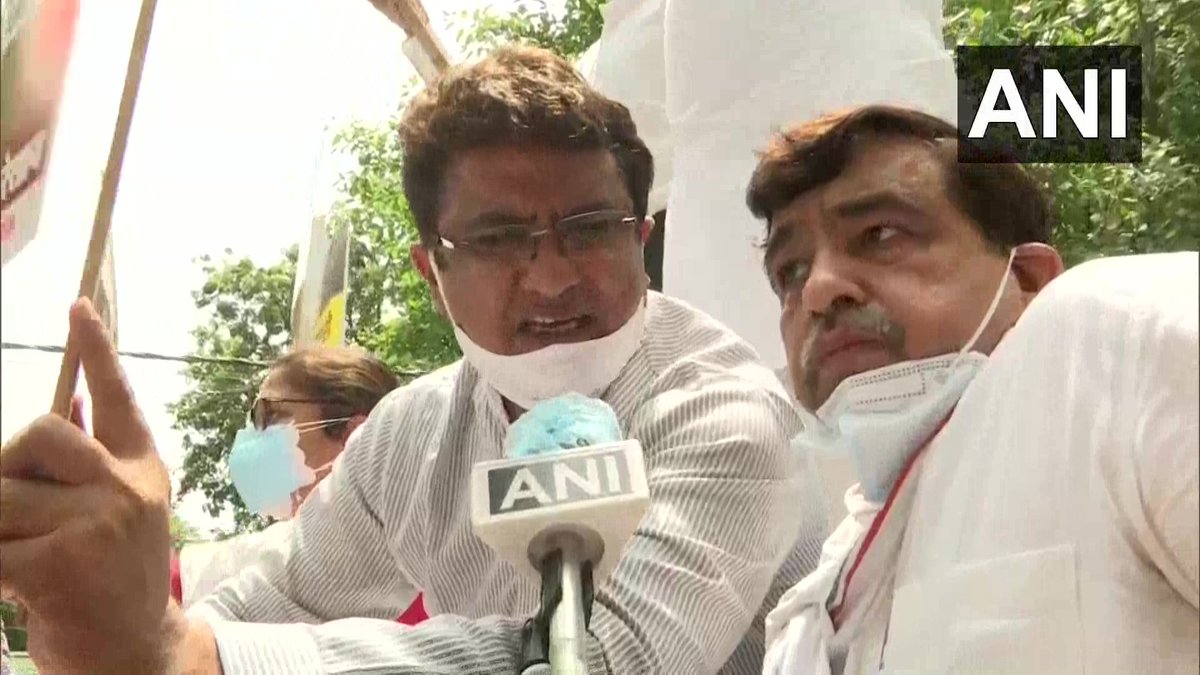 24TopNews_'s tweet photo. Delhi Pradesh Congress Committee (DPCC) workers held a protest outside the residence of Chief Minister Arvind Kejriwal earlier today

"Prices of gas cylinders, edible oil &amp; fuel have risen.Neither LG nor CM listens to the misery of people,"said DPCC President Anil Chaudhary (ANI) https://t.co/9olEM5NPLS