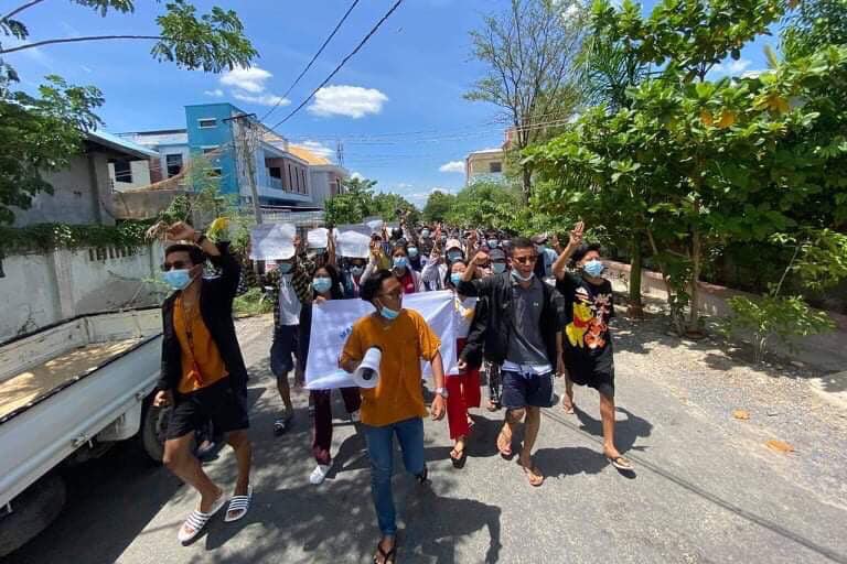 Myanmar_Now_Eng's tweet photo. Mandalay residents staged multiple protests against Myanmar's military junta today (Jul 5).

There were explosions in Mandalay last night and armed forces have been blocking roads around Myothit area and conducting investigations.

Photos: CJ

#WhatsHappeningInMyanmar https://t.co/iszijOYtQV