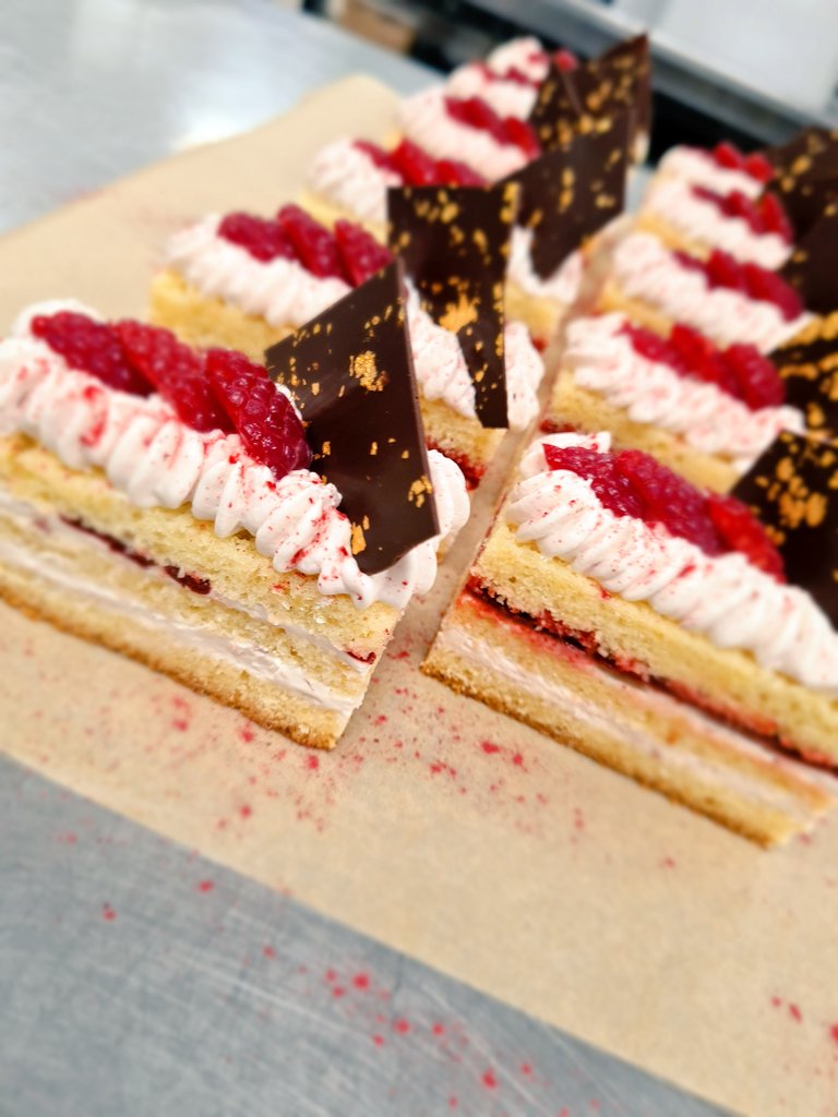 WGSHHowe's tweet photo. VIP Cakes @theabbeyschool today! Raspberry and White Chocolate Mousse layered sponge cake with a Blueberry and Apple Gel and Tempered Dark Chocolate @HhAnnica @melrahaman @Shemmingholroy1 @DanielCollier84 @mikecheftaylor @HolroydHowe #hospitalityisback https://t.co/pBlzubnTc7