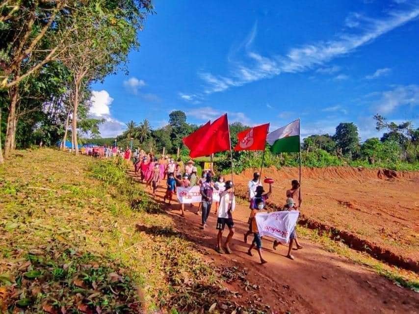 Myanmar_Now_Eng's tweet photo. Villagers in Launglone Township, Tanintharyi, marched against Myanmar's military junta today (Jul 5). 

Photos: CJ

#WhatsHappeningInMyanmar https://t.co/twDXP96J0b