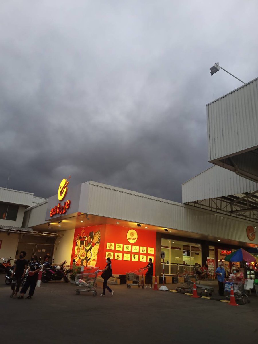 StevenB_2's tweet photo. @ThaiNewsReports Bang Kapi and Ramkamhaeng at 6pm today. The dark clouds of smoke casting a shadow across Bangkok. Hope it will get contained soon so I can return home. https://t.co/Uv9G8VCU3d