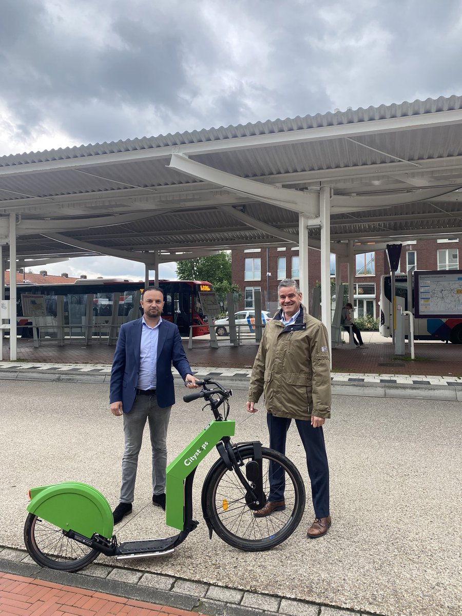 DaandelsEric's tweet photo. Welkom @FBoulakjar in #Waalwijk! Namens @M50Netwerk laten zien hoe middelgrote gemeenten belangrijke bijdrage kunnen leveren (en al doen) aan versnelling woningbouw! Zorg wel voor betere OV verbindingen #NOVI #Wonen #Versnellen #Brabant #M7 #M50 https://t.co/kk1Q35jdrO