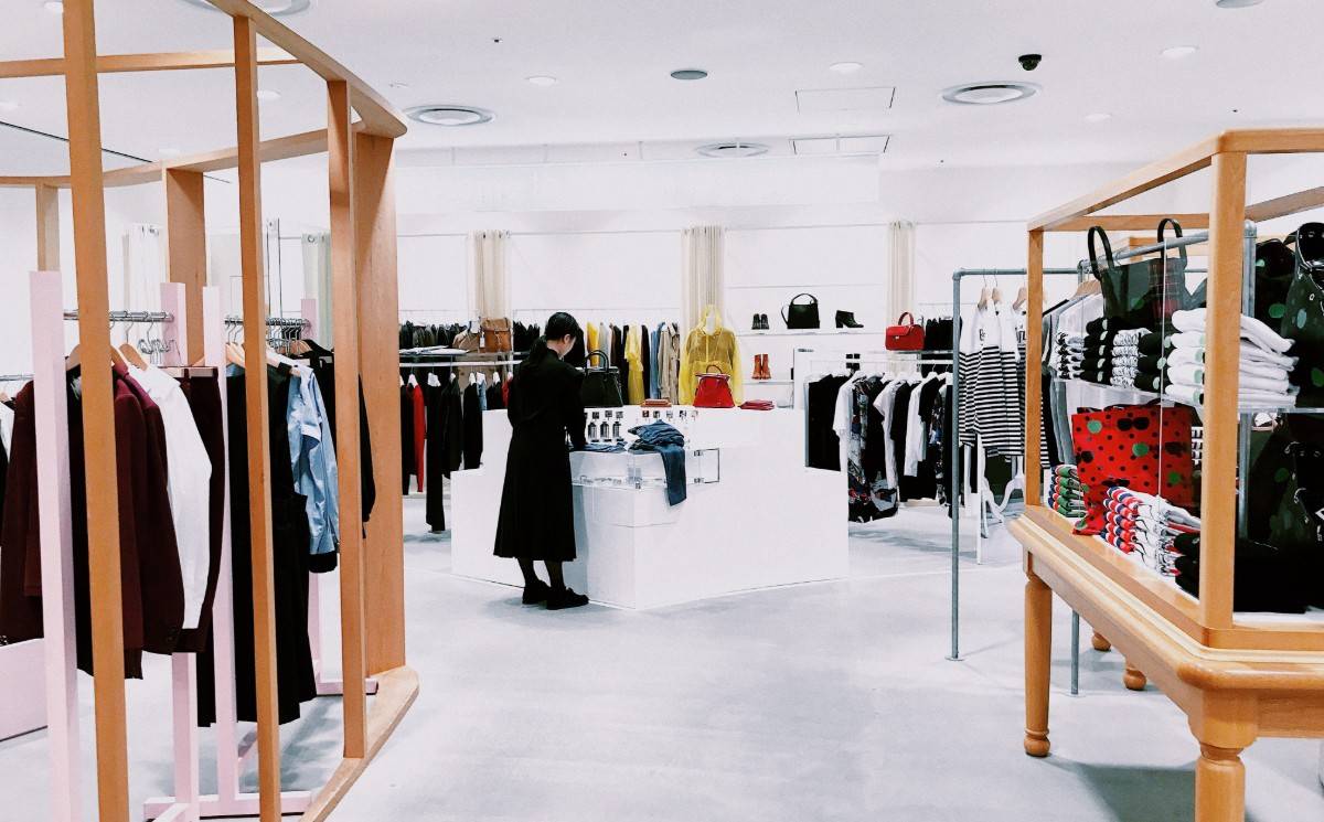 FashionDataCorp's tweet photo. [📊 Etude] L'@IfmParis publient chiffres et stratégies des distributeurs depuis le déconfinement https://t.co/GB7DCwfAEg

#mode #omnicanal #programmedefidelite #digitalisation #ExperienceClient #RSE https://t.co/CYP88hjqXJ