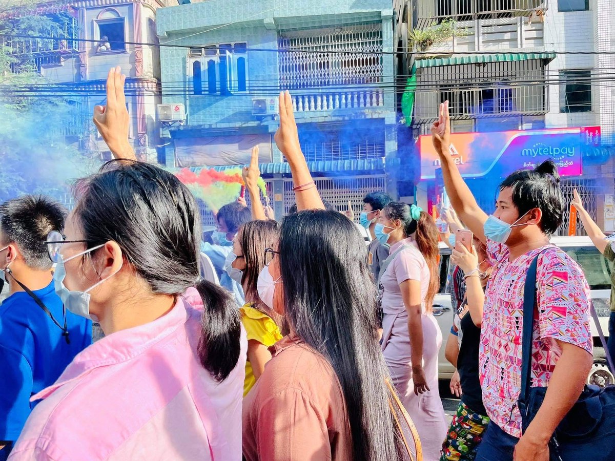 Khithitofficial's tweet photo. ရန်ကုန်၊ ကြည့်မြင်တိုင်မြို့နယ်တွင် ယနေ့ ညနေ ၅ နာရီ စစ်အာဏာရှင်ဖြုတ်ချရေး ပြည်သူများက ချီတက် သပိတ်မှောက်ကြပြီး သပိတ်စတင်ပြီးမကြာခင်မှာပင် စစ်ကောင်စီတပ်များရောက်ရှိလာ၍ အချိန်မီ လူစုခွဲလိုက်ရကြောင်း သပိတ်ဦးဆောင်သူများထံမှ သိရှိရသည်။ https://t.co/27k73Jtna5