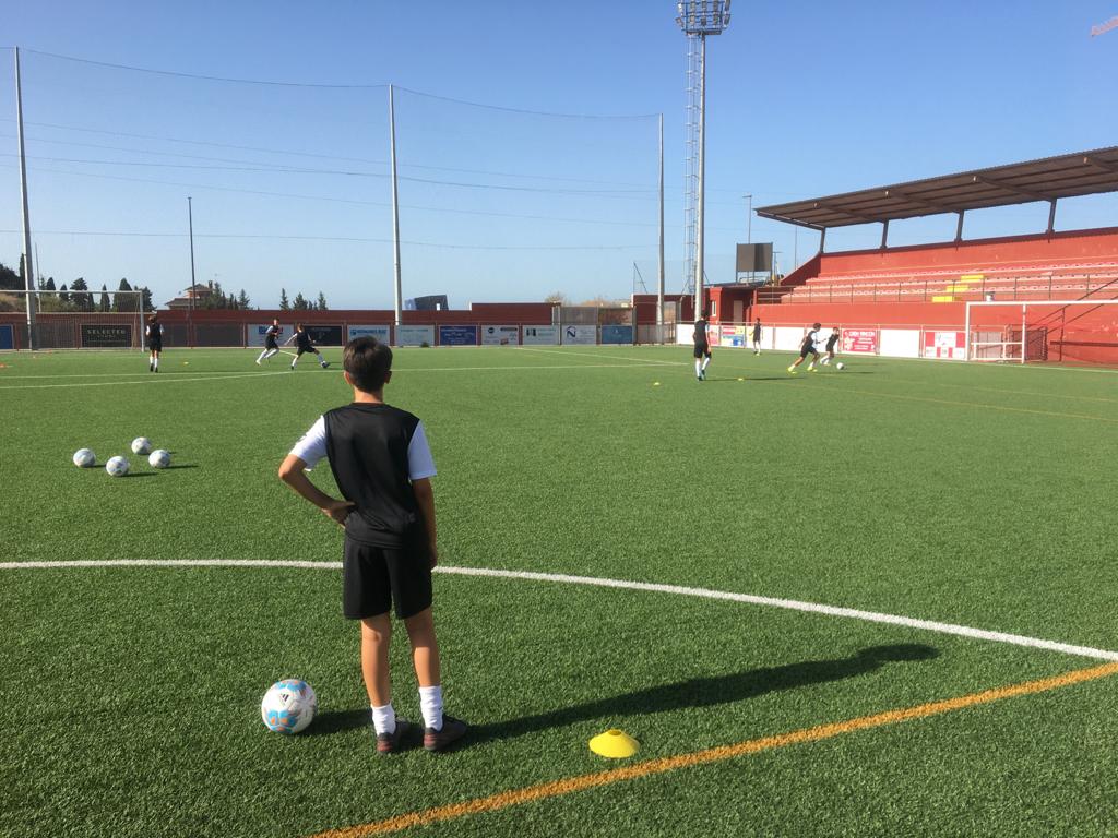 PellegriniAC's tweet photo. Cómo y cuándo orientar el control, perfilarse para acciones posteriores, orientar presiones, juegos cooperativos, motricidad y torneos. ¡Mañana seguimos divirtiéndonos y aprendiendo nuevos conceptos! https://t.co/2lvjZD0Lzz